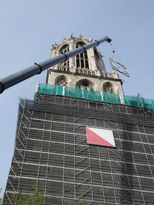 909707 Afbeelding van het terugplaatsen van de wijzerplaten van de Domtoren te Utrecht, tijdens de restauratie van de toren.